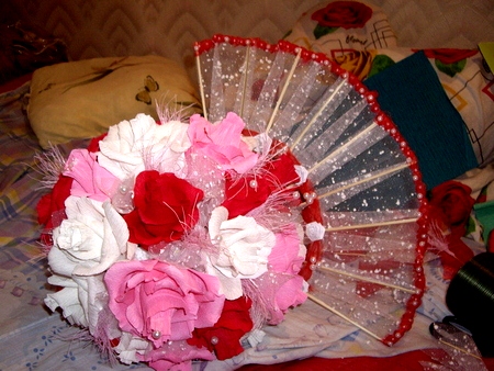 Поделка "Букет роз с веером и бабочками".